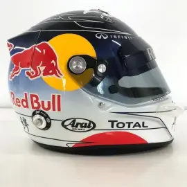 Шлем с автографом гонщика Себастьяна Феттеля, белый мрамор